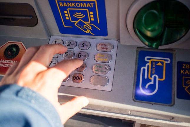 Una banca in Italia dice addio al contante, chiuderà bancomat e casse automatiche